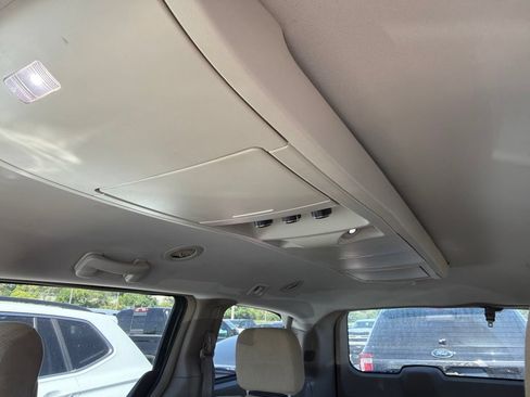 Used 2011 Chrysler Town & Country Touring w/ Driver Convenience Group FWD image 9
