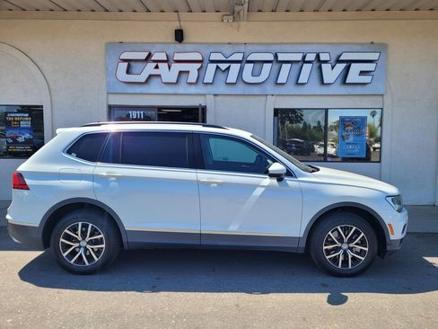 Used 2021 Volkswagen Tiguan SE FWD image 2