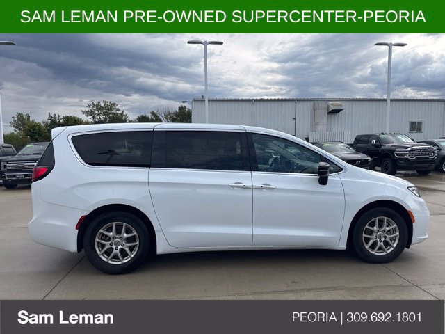 Used 2024 Chrysler Pacifica Touring-L FWD image 3