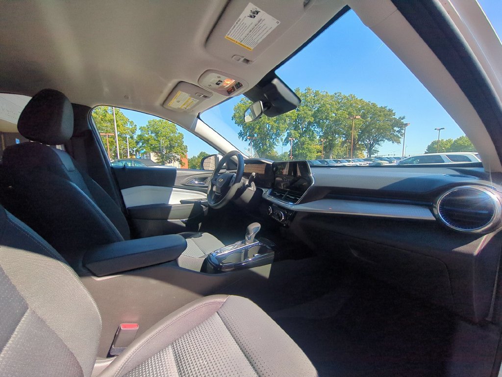 Used 2026 Chevrolet Trax LT FWD image 31