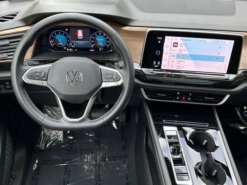 Used 2025 Volkswagen Atlas SE w/ Panoramic Sunroof Package image 13