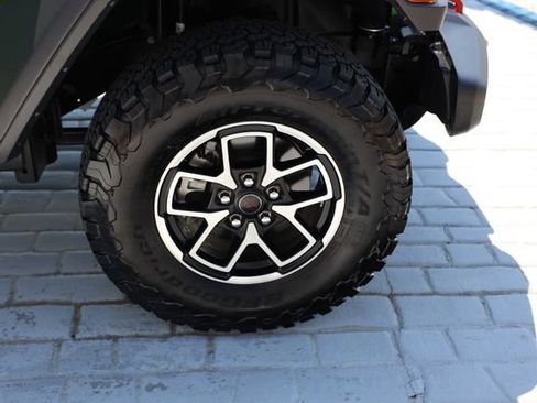 Used 2025 Jeep Wrangler Rubicon w/ Convenience Group AWD/4WD image 38