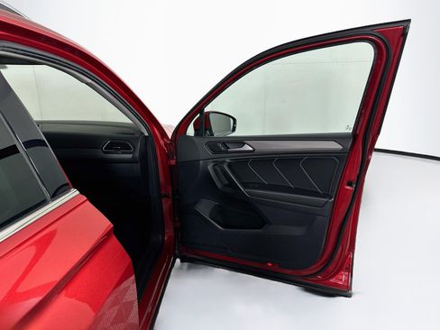 Used 2022 Volkswagen Tiguan SE FWD image 32
