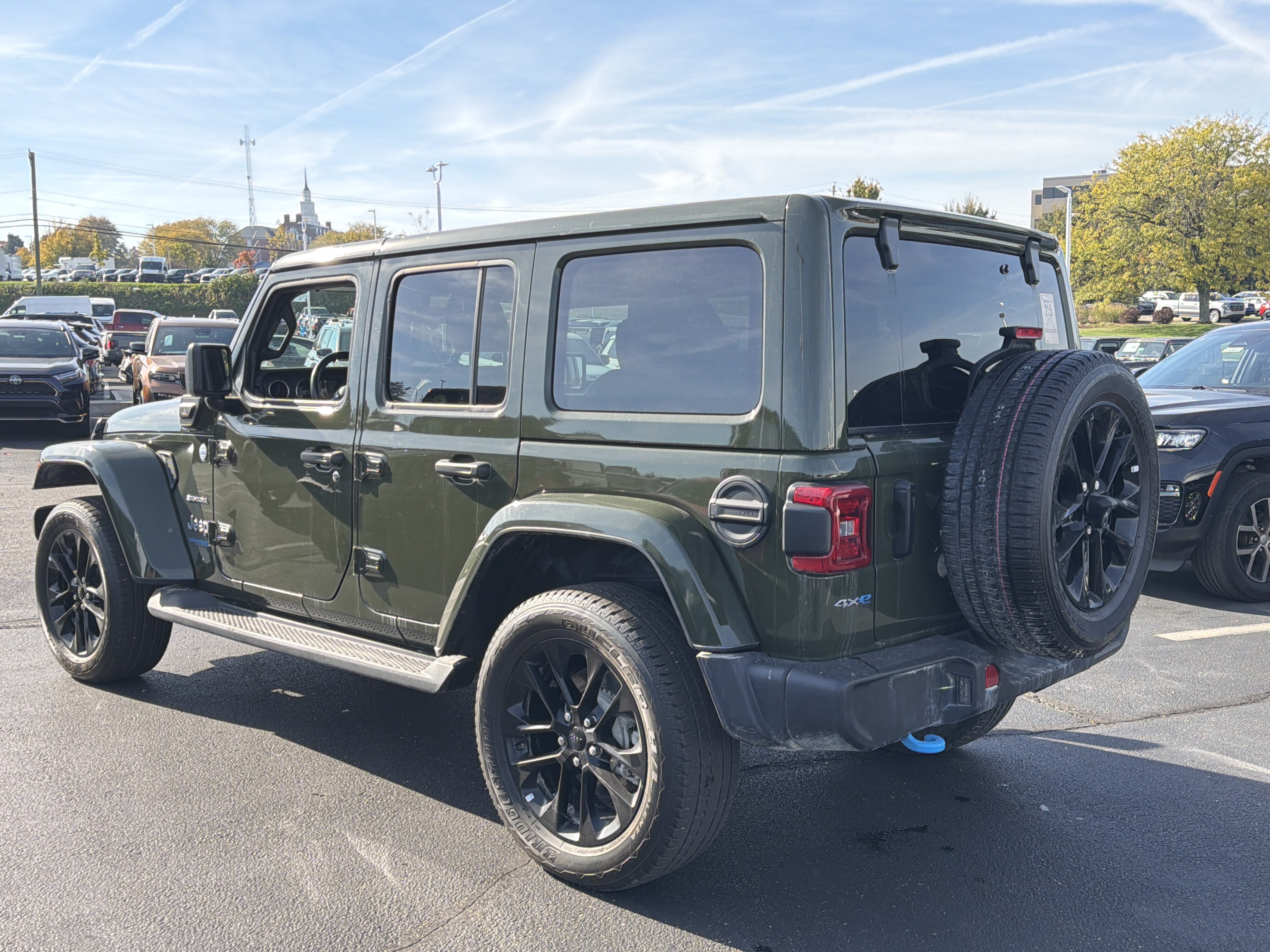 Used 2022 Jeep Wrangler Unlimited Sahara w/ Cold Weather Group AWD/4WD image 7