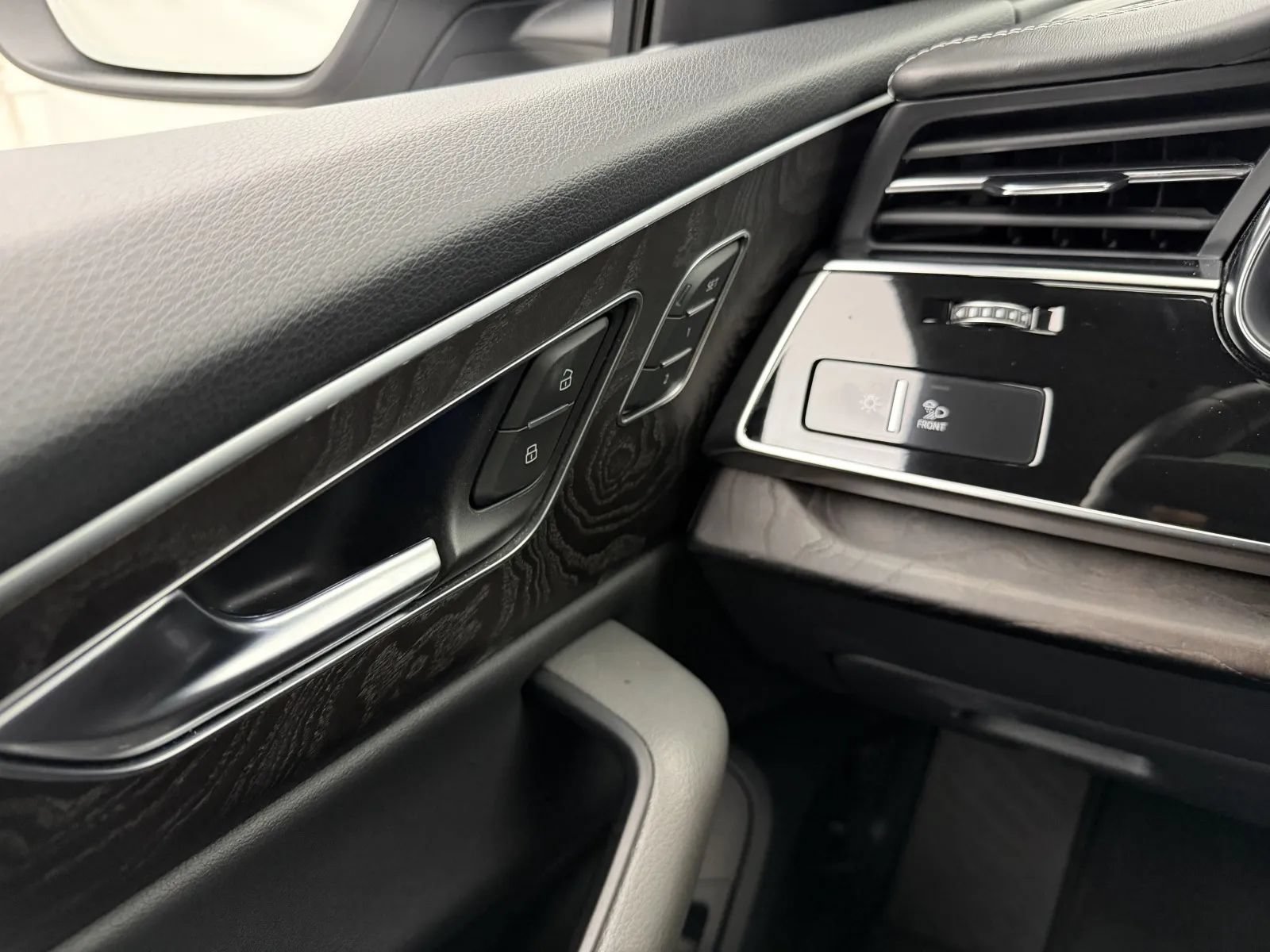 Used 2019 Audi Q8 Prestige AWD/4WD image 11