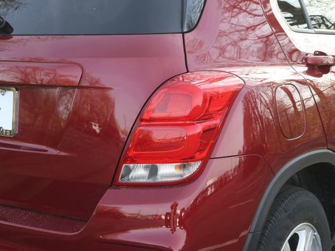 Used 2022 Chevrolet Trax LT w/ LT Convenience Package image 8