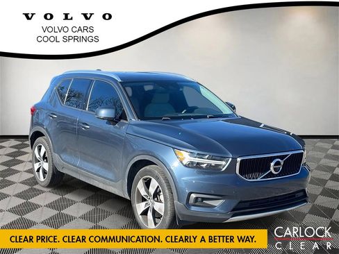 Used 2022 Volvo XC40 T5 Momentum w/ Premium Package image 1