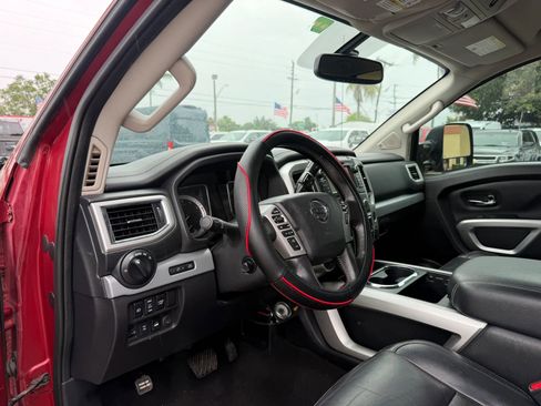 Used 2018 Nissan Titan PRO-4X w/ Pro-4x Convenience Package AWD/4WD image 11