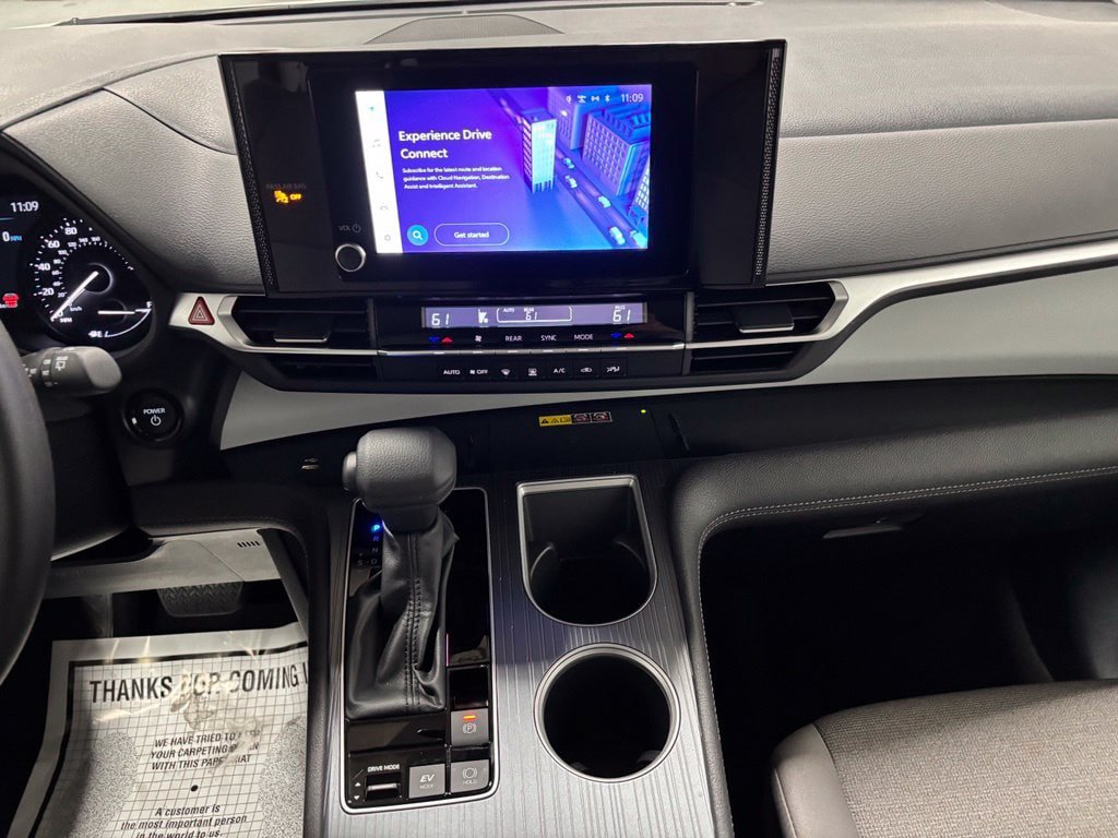 Used 2026 Toyota Sienna LE FWD image 25