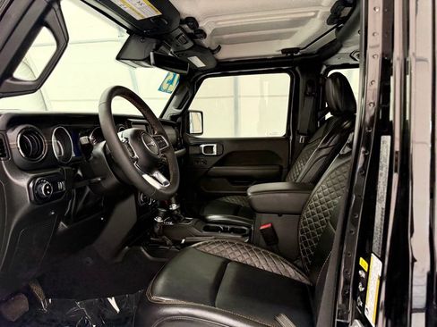 Used 2023 Jeep Gladiator Overland AWD/4WD image 12