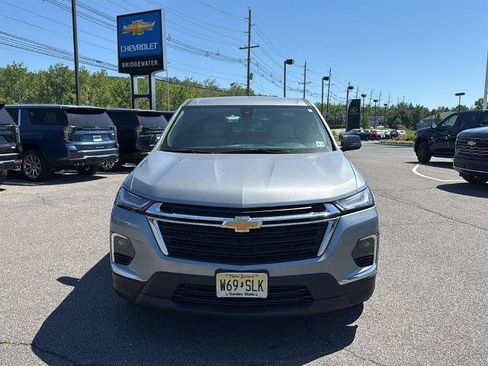 Used 2023 Chevrolet Traverse LS FWD image 2