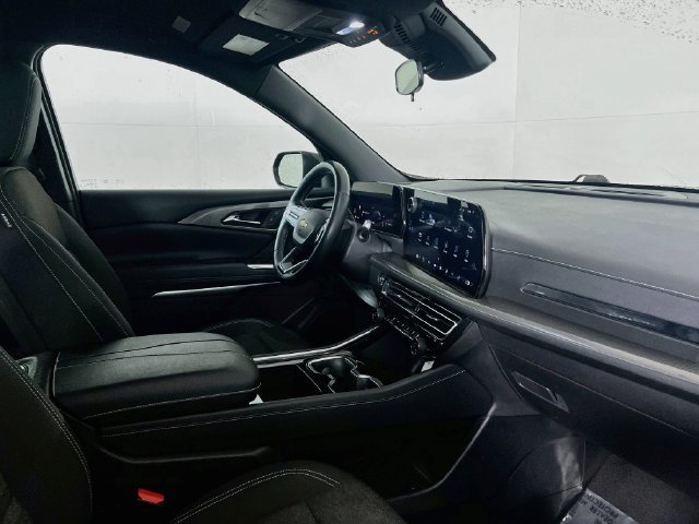 Used 2025 Chevrolet Traverse LT FWD image 9