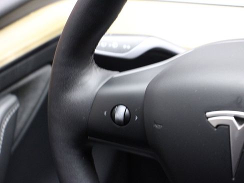 Used 2022 Tesla Model Y Long Range image 38