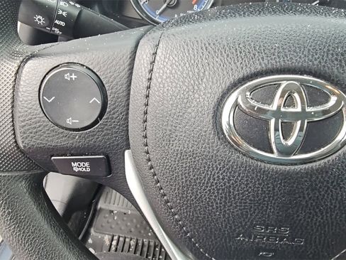 Used 2018 Toyota Corolla LE image 12