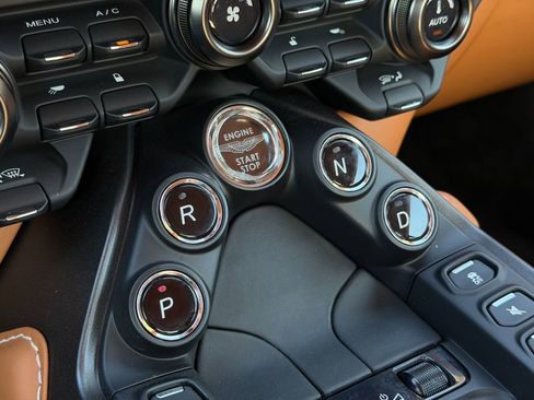 Used 2021 Aston Martin V8 Vantage Coupe image 28