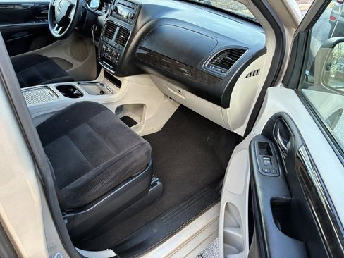 Used 2014 Dodge Grand Caravan SXT image 19