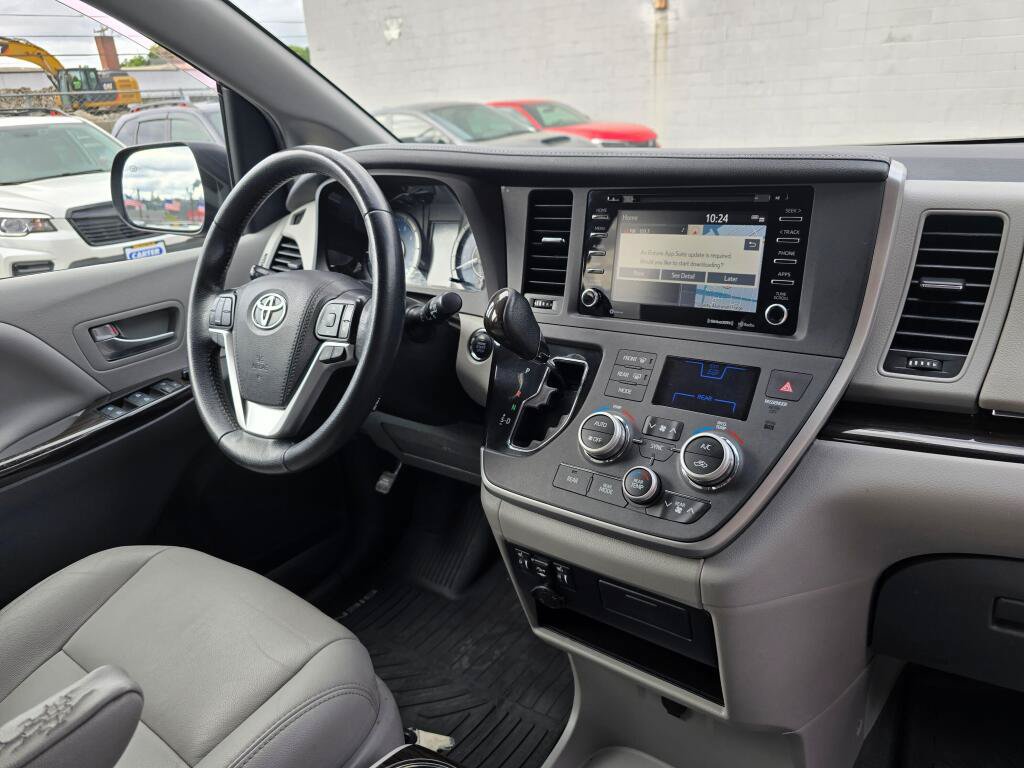 Used 2020 Toyota Sienna XLE w/ XLE Navigation Package FWD image 12