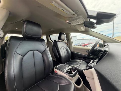 Used 2023 Chrysler Pacifica Touring-L FWD image 12