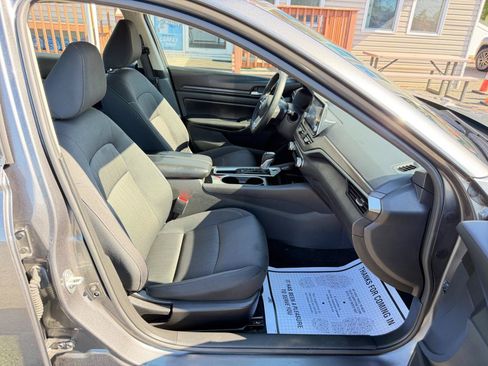 Used 2024 Nissan Altima 2.5 SV FWD image 40