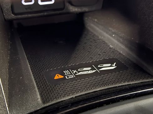 Used 2023 Chevrolet Bolt EUV LT image 25