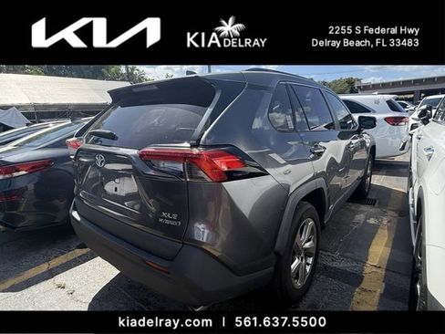 Used 2021 Toyota RAV4 XLE Premium image 7