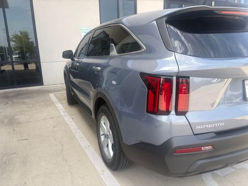 Used 2023 Kia Sorento LX FWD image 7