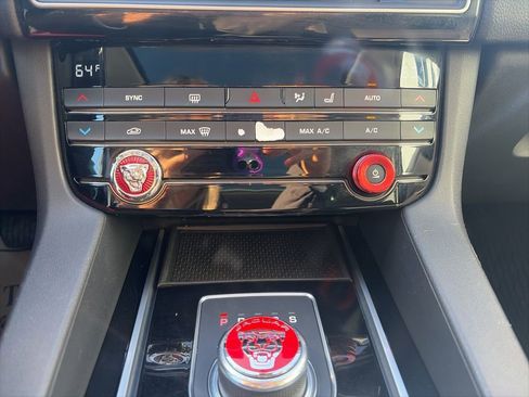 Used 2018 Jaguar F-PACE Prestige image 20