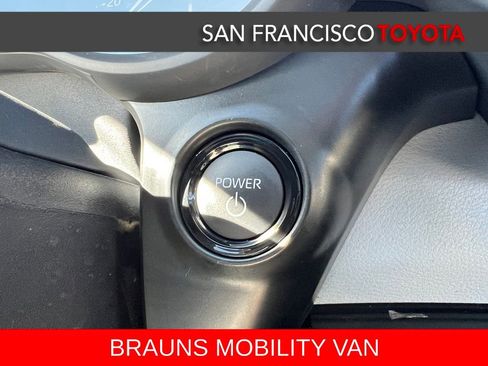 Used 2026 Toyota Sienna XLE FWD image 33