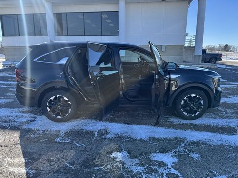 Used 2024 Kia Sorento S image 8