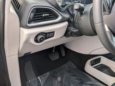 Used 2024 Chrysler Pacifica Touring-L image 17