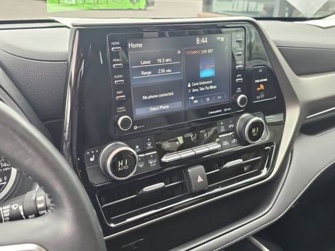 Used 2021 Toyota Highlander XLE AWD/4WD image 23