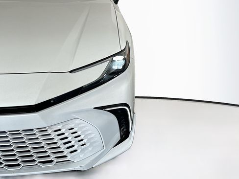 Used 2025 Toyota Camry XSE FWD image 9