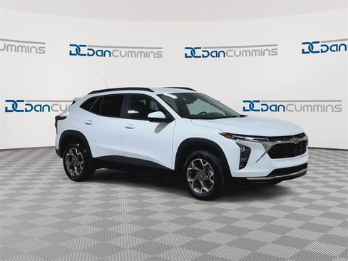 New 2026 Chevrolet Trax LT image 2