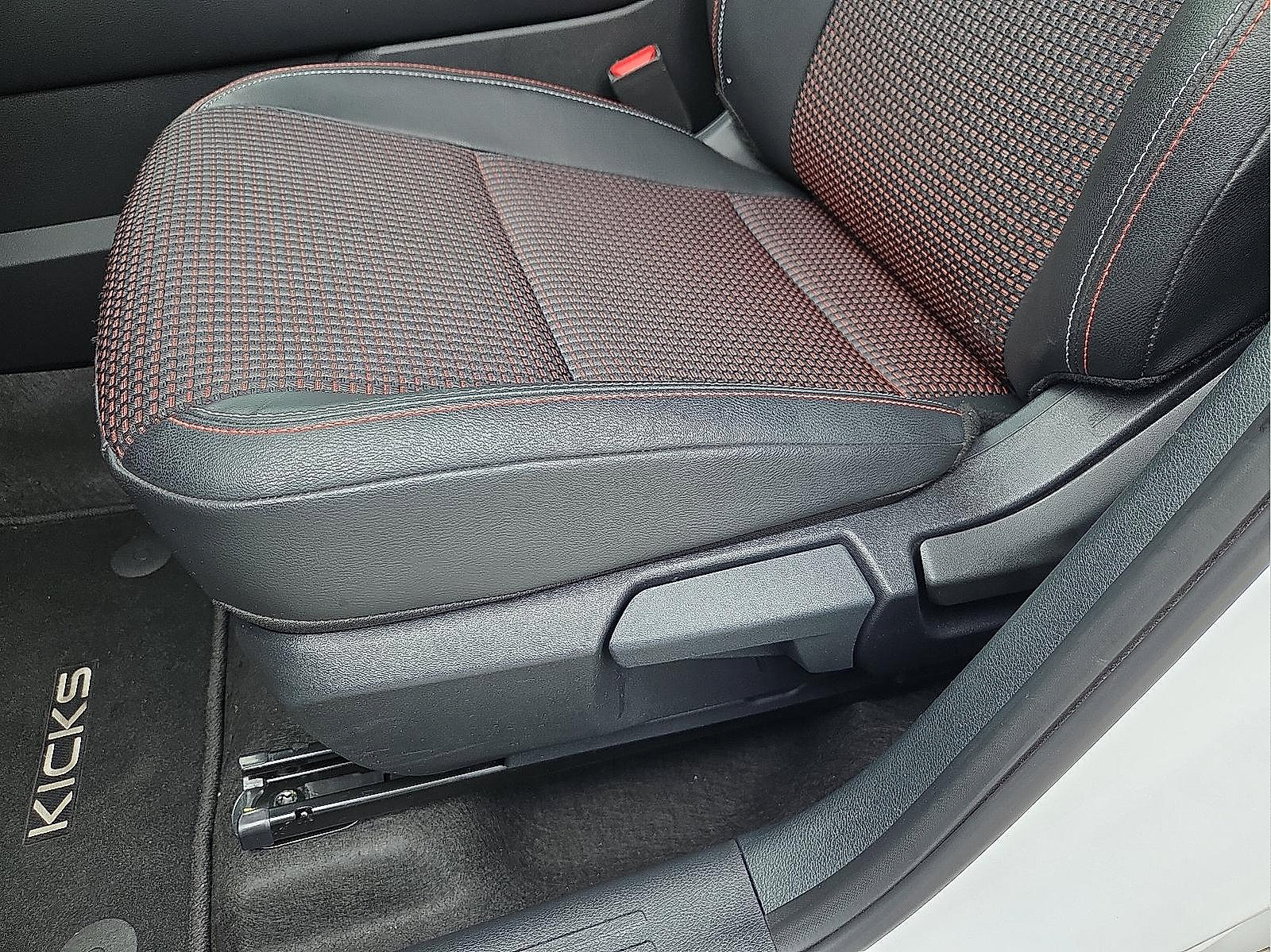 Used 2025 Nissan Kicks SR AWD/4WD image 14