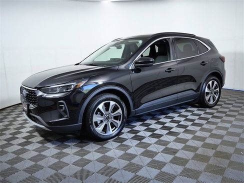 Certified 2025 Ford Escape Platinum w/ Premium Technology Package image 5