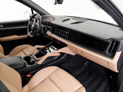 Used 2025 Porsche Cayenne image 22