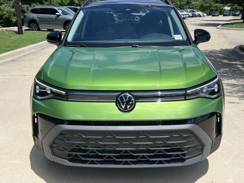 Certified 2025 Volkswagen Taos SE FWD image 3