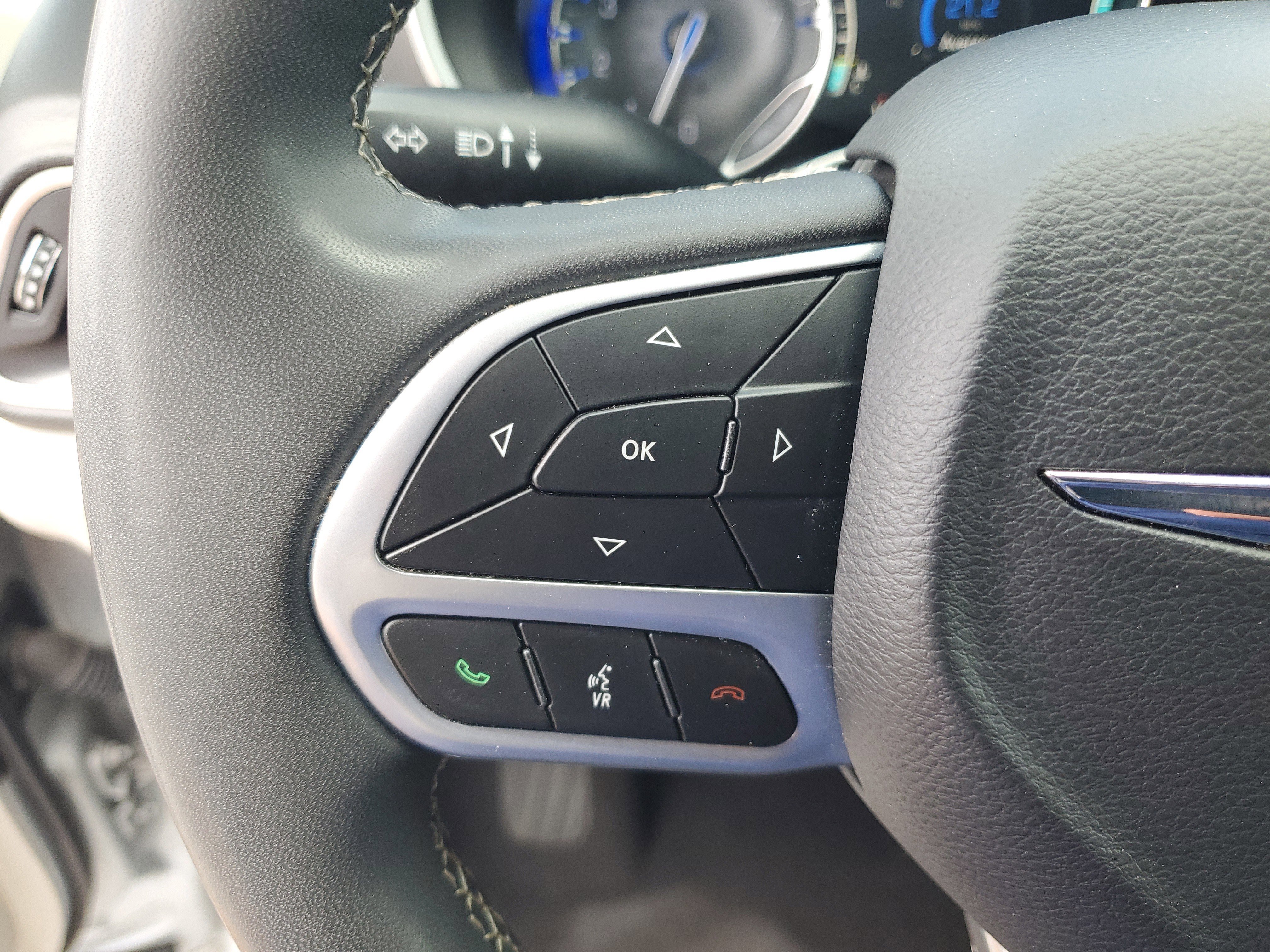 Used 2024 Chrysler Pacifica Touring-L FWD image 18