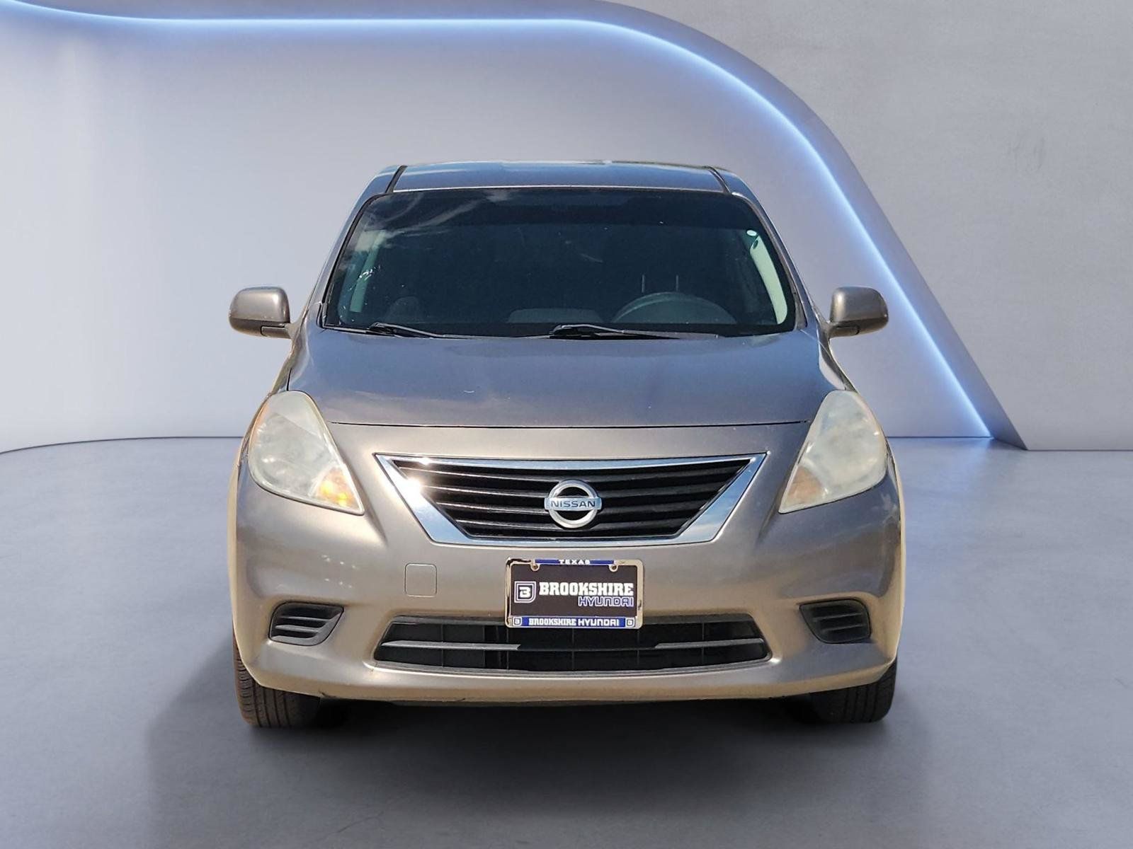 Used 2014 Nissan Versa SV FWD image 2