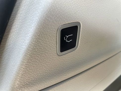 Used 2024 Chrysler Pacifica Touring-L image 8