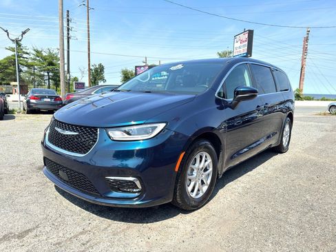 Used 2023 Chrysler Pacifica Touring-L FWD image 8