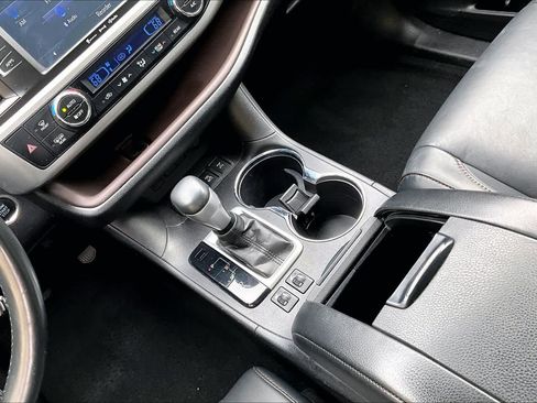 Used 2017 Toyota Highlander XLE AWD/4WD image 17
