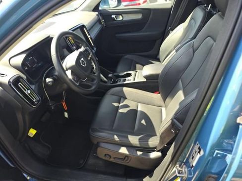 Used 2025 Volvo XC40 B5 Core AWD/4WD image 4