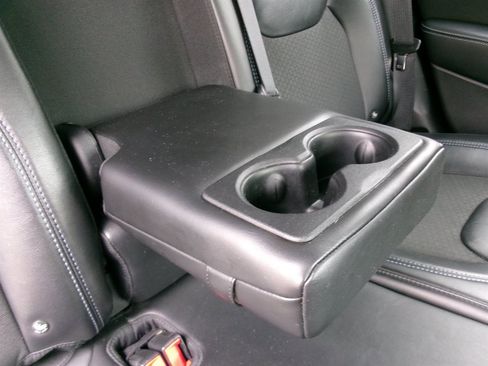 Used 2019 Jeep Cherokee Latitude Plus w/ Comfort/Convenience Group image 27