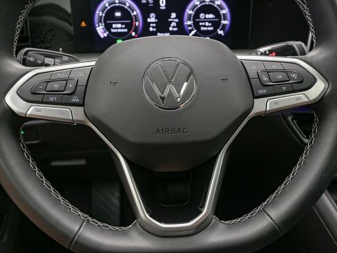Used 2025 Volkswagen Tiguan SE w/ Panoramic Sunroof Package AWD/4WD image 32