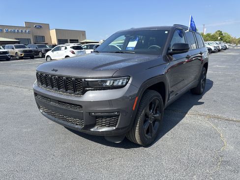 Used 2024 Jeep Grand Cherokee L Limited w/ Luxury Tech Group II image 2