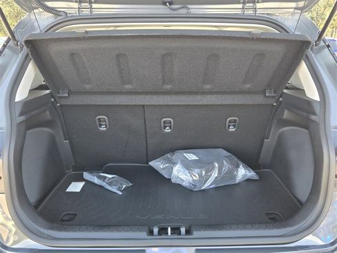 Certified 2025 Hyundai Venue SE image 15