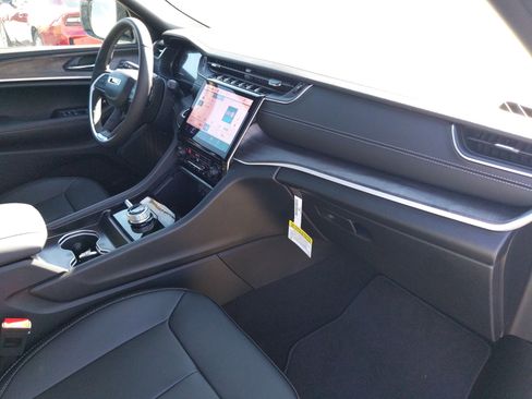 New 2025 Jeep Grand Cherokee Limited w/ Black Appearance Package image 25