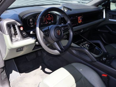 Certified 2024 Porsche Cayenne Coupe AWD/4WD image 4