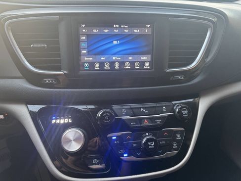 Used 2020 Chrysler Pacifica Touring-L image 22